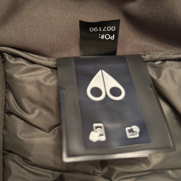 Women Moose Knuckles Vest - Picture 7 of 7